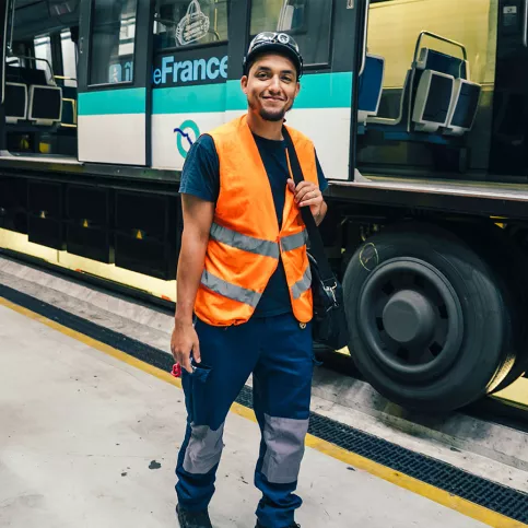 Ayoub est accompagné par la Fondation Apprentis d'Auteuil dans le cadre d'un programme d'apprentissage SKOLA "Technicien de maintenance industrielle ferroviaire". Il travaille sur le site RATP MP14 (